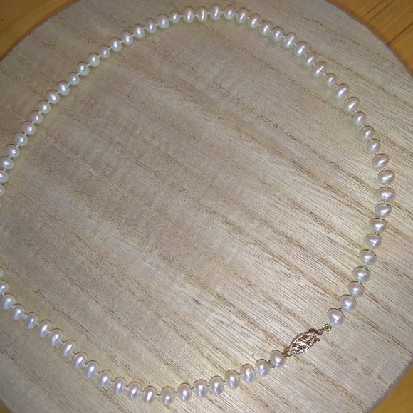 17 inch strand Genuine pearls newly restrung gold filled safety clasp pristine - Picture 10 of 13